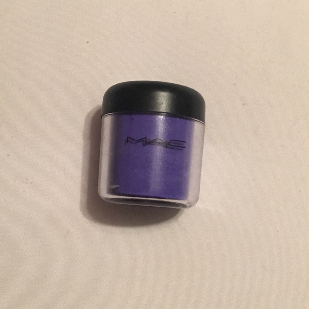 Authentic MAC pigment in Full Force Violet.